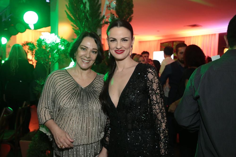 &quot;Palavras ao Vento&quot;, sucesso de C&aacute;ssia Eller, ser&aacute; o tema de abertura de &quot;Al&eacute;m do Tempo&quot;, que estreia segunda, na Globo. Carolina Casting e N&iacute;vea Maria (&agrave; esqeurda) est&atilde;o no elenco da novela (Paulo Belote / Globo)