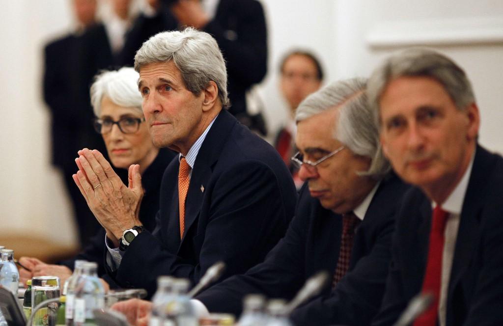  Secret&aacute;rio de Estado norte-americano (&agrave; esquerda), John Kerry, participa da reuni&atilde;o de negocia&ccedil;&atilde;o (Joe Klamar/France Press)