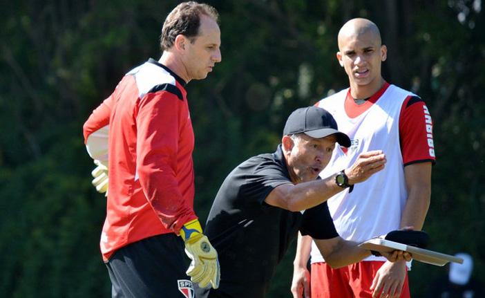 O t&eacute;cnico colombiano Juan Carlos Osorio orienta o goleiro Rog&eacute;rio Ceni e o zagueiro D&oacute;ria durante treino do S&atilde;o Paulo no CT da Barra Funda (Érico Leonan/saopaulofc.net)