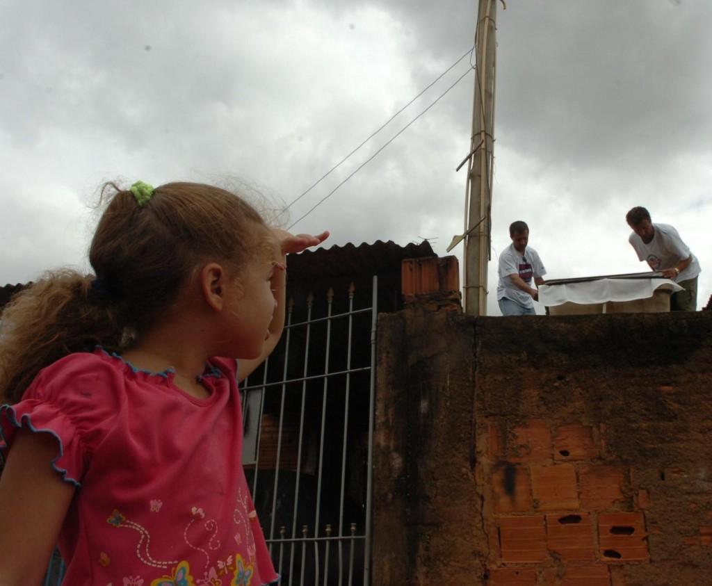 Menina observa veda&ccedil;&atilde;o de caixa d?&aacute;gua em Campinas: trabalho de combate ao mosquito ter&aacute; continuidade (  Cedoc/RAC)