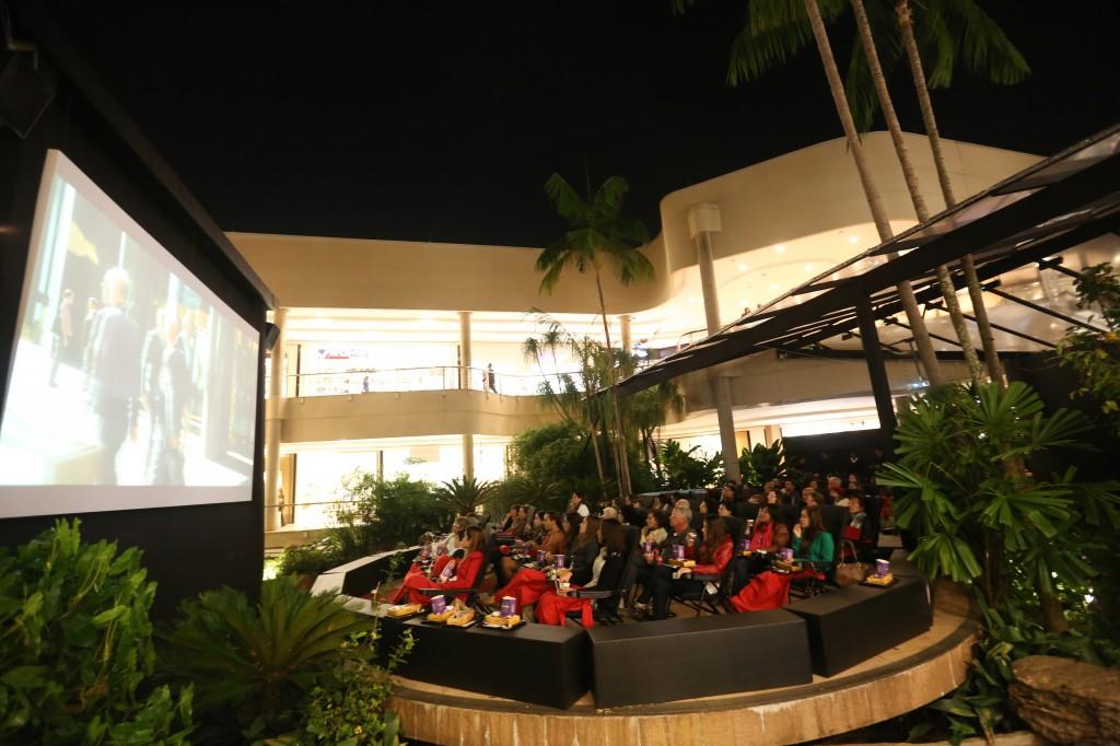 P&uacute;blico assiste a filme em pra&ccedil;a do Galleria Shopping durante edi&ccedil;&atilde;o passada do festival de cinema  (  Cedoc/RAC)