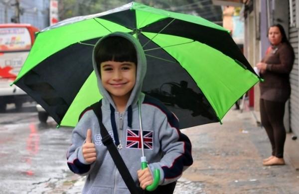 Garoto encara a chuva durante a manh&atilde; desta ter&ccedil;a-feira no Centro de Campinas ( Carlos Sousa Ramos)