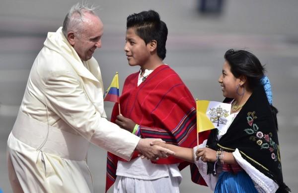 O papa argentino avan&ccedil;ou em meio a sauda&ccedil;&otilde;es por uma fileira formada por crian&ccedil;as ind&iacute;genas, vestindo trajes tradicionais (France Presse)