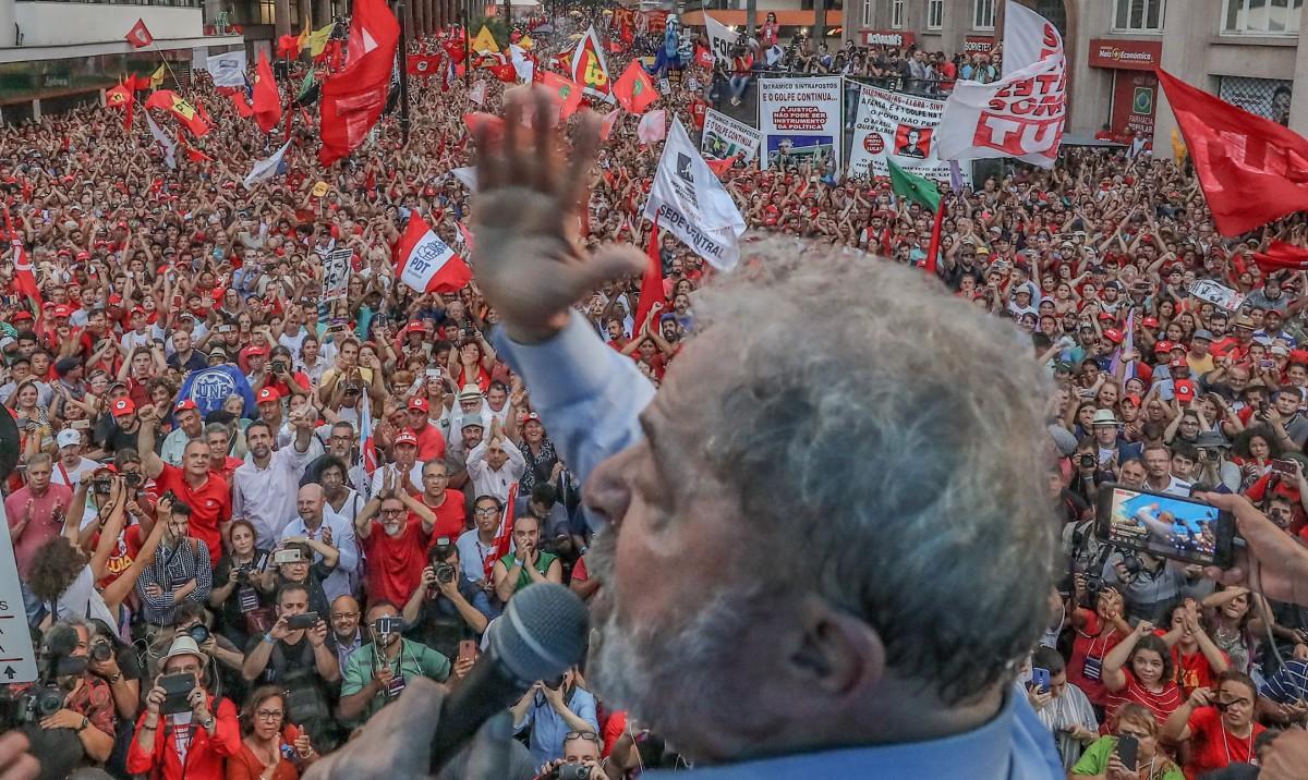 Eduardo Bolsonaro (PSL-SP) pôs em dúvida a veracidade do ataque à caravana de Lula sugerindo por meio de imagens que as perfurações nos ônibus petistas eram uma "armação" (Reprodução)