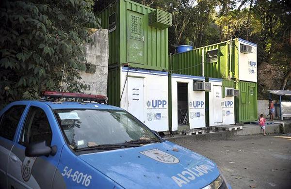 Uma base avan&ccedil;ada da UPP instalada em um cont&ecirc;iner na localidade do Cruzeiro e uma viatura da Pol&iacute;cia Militar foram baleadas (Ag&ecirc;ncia Brasil)