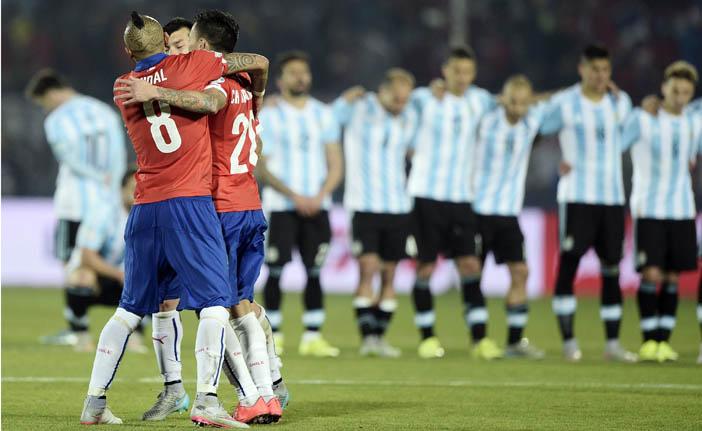 Jogadores chilenos comemoram a conquistada Copa Am&eacute;rica diante da Argentina ap&oacute;s triunfo nos p&ecirc;naltis (France Press)
