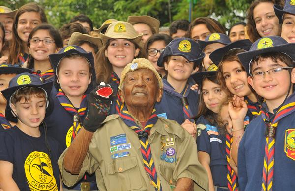 Jos&eacute; dos Santos Marques, o famoso Z&eacute; Lamparina, posa para foto com escoteiros durante homenagem ( César Rodrigues/ AAN)