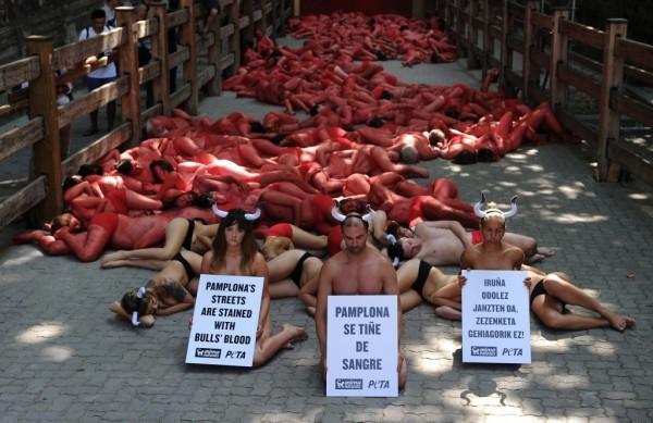 A maioria dos manifestantes estavam cobertos de sangue artificial, usavam chifres de touros e mostravam cartazes contra o evento (France Presse)