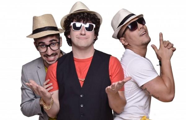 Cena da pe&ccedil;a 'Pra que Fazer Isso?', com Eros Prado e a Banda Pagode da Ofensa (  Divulgação)