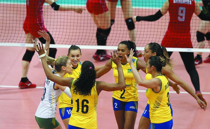 Jogadoras do Brasil vibram com a vit&oacute;ria em Bangcoc, na Tail&acirc;ndia: boa estreia no Grand prix ( Divulgação/FIVB)