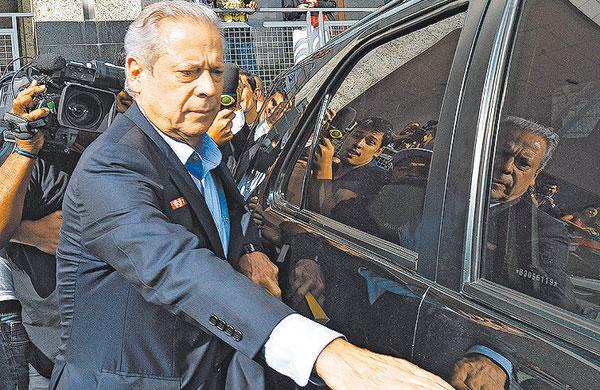 Jos&eacute; Dirceu teve a autoriza&ccedil;&atilde;o para viajar a S&atilde;o Paulo suspensa pelo ministro do Supremo Tribunal Federal Lu&iacute;s Roberto Barroso ( Cedoc/ RAC)