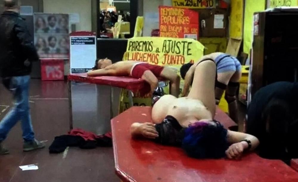 O porta-voz da institui&ccedil;&atilde;o afirmou que a reitoria n&atilde;o foi informada da apresenta&ccedil;&atilde;o, cujas imagens se tornaram virais na internet (Reprodução/ FB)