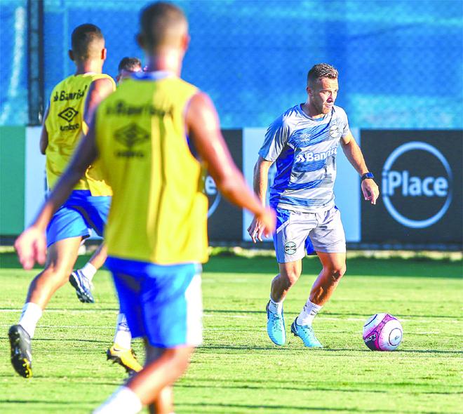 Técnico Renato Gaúcho manteve a dúvida que existe em relação a quem começará jogando no meio-campo. (Divulgação)
