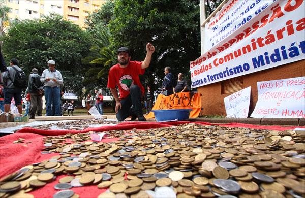 Radialista protesta no Centro de Campinas e paga multa com doa&ccedil;oes ( Janaína Ribeiro/ ANN )