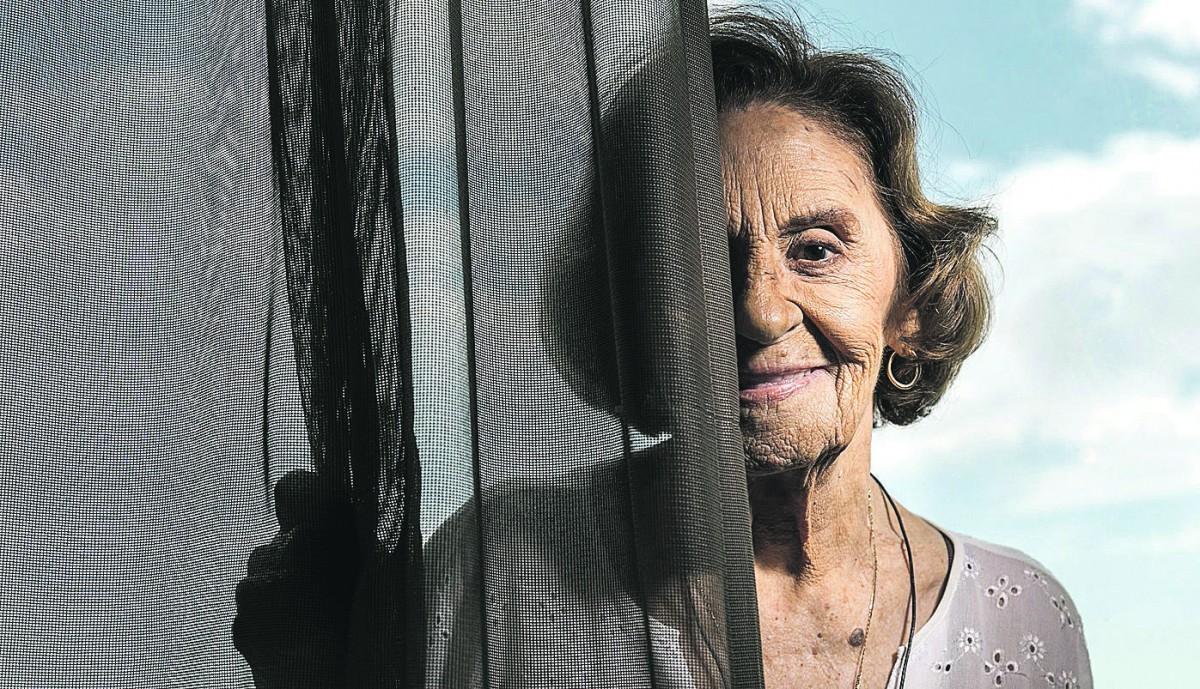 A consagrada Laura Cardoso, contratada para uma participação breve na novela, acabou caindo nas graças do autor, do diretor e do público (Divulgação)