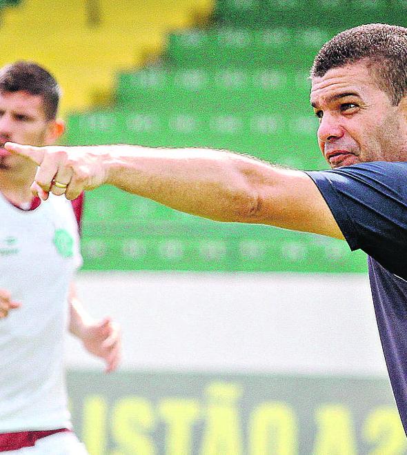 Umberto Louzer escondeu os treinos durante a semana que antecedeu a partida em Piracicaba: treinador bugrino tem todo o elenco à disposição (Luciano Claudino/EC)
