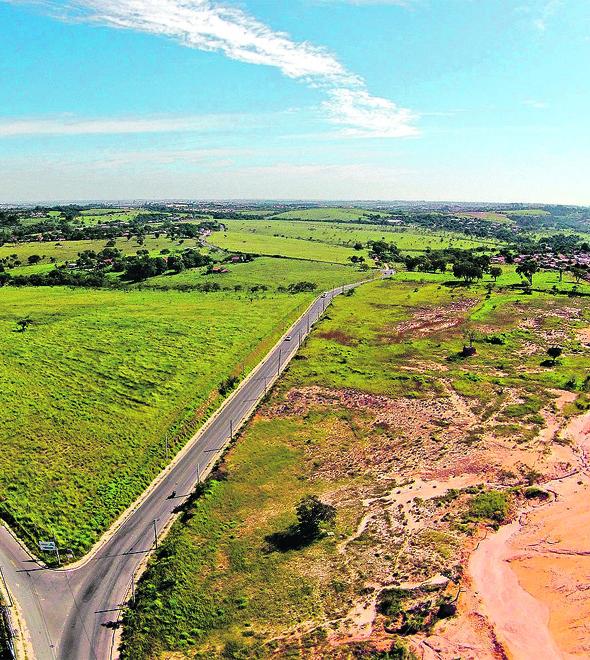 Vista área do Campo Grande mostra pequenos arbustos e terreno que perdeu a sua vegetação e ganhou lama (Guilherme Gongra)