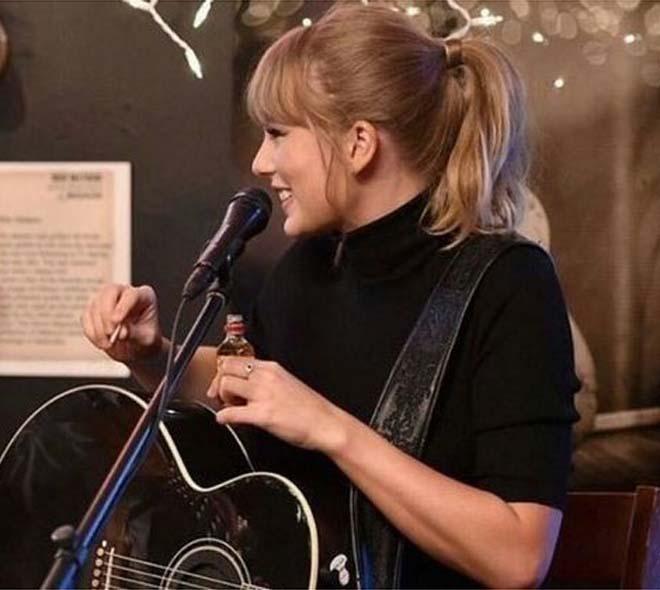 Taylor cantou um de seus maiores sucessos, "Shake It Off" (Reprodução/ Twitter)