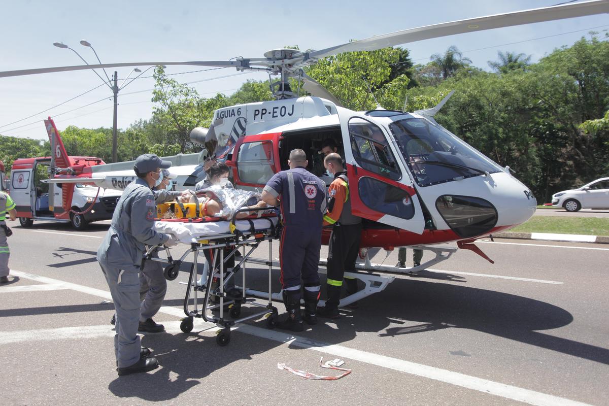 Helicóptero Águia faz o atendimento a uma vítima de acidente de trânsito: alta relacionada à sazonalidade (Kamá Ribeiro)