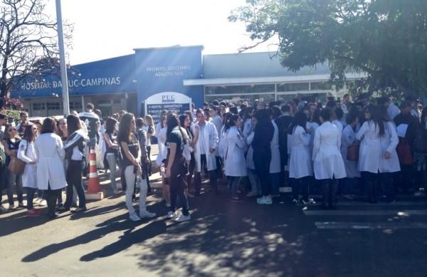 Protesto re&uacute;ne cerca de 100 alunos do curso de Medicina da Puc-Campinas ( Dominique Torquato/ AAN)