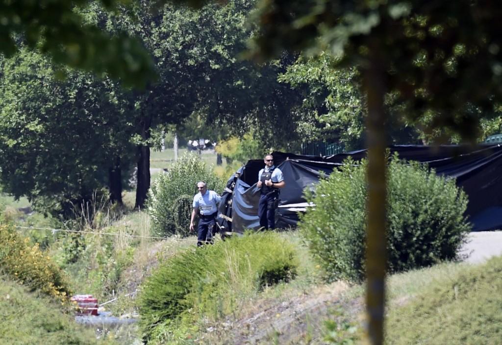 A pol&iacute;cia deteve um homem suspeito de ter lan&ccedil;ado o ataque, informaram fontes judiciais, que acrescentaram que era um conhecido dos servi&ccedil;os franceses de intelig&ecirc;ncia (AFP PHOTO/PHILIPPE DESMAZE )