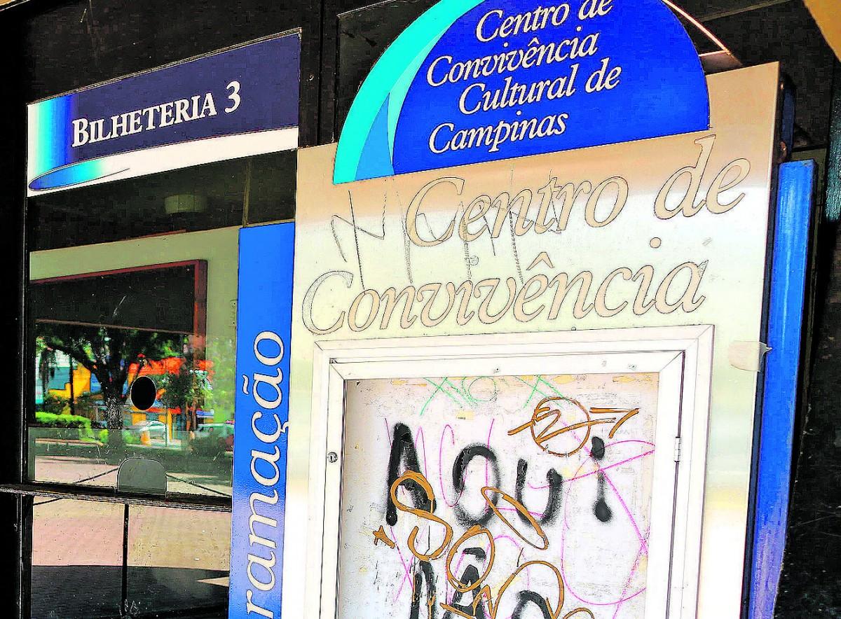 Fachada do Centro de Convivência Cultural, que está fechado desde 2011: teatro passará por reconfiguração, com projetos de reestruturação cênica, acústica, cenotécnica e sonorização (Leandro Ferreira/AAN)