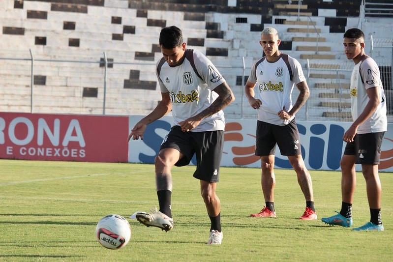 Uma das mudanças ensaiadas para hoje é a saída de Wesley; volante Ramon Carvalho treinou entre os titulares (Diogo Almeida/ Pontepress)
