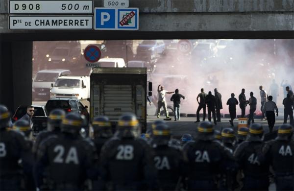 Taxistas entram em confronto com a pol&iacute;cia durante greve da categoria em Paris (France Press)