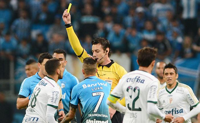 Raphael Claus adverte Gabriel, do Palmeiras, com cart&atilde;o amarelo em partida contra o Gr&ecirc;mio no &uacute;ltimo s&aacute;bado (20): rigor contra as reclama&ccedil;&otilde;es (Edu Andrade/AE)