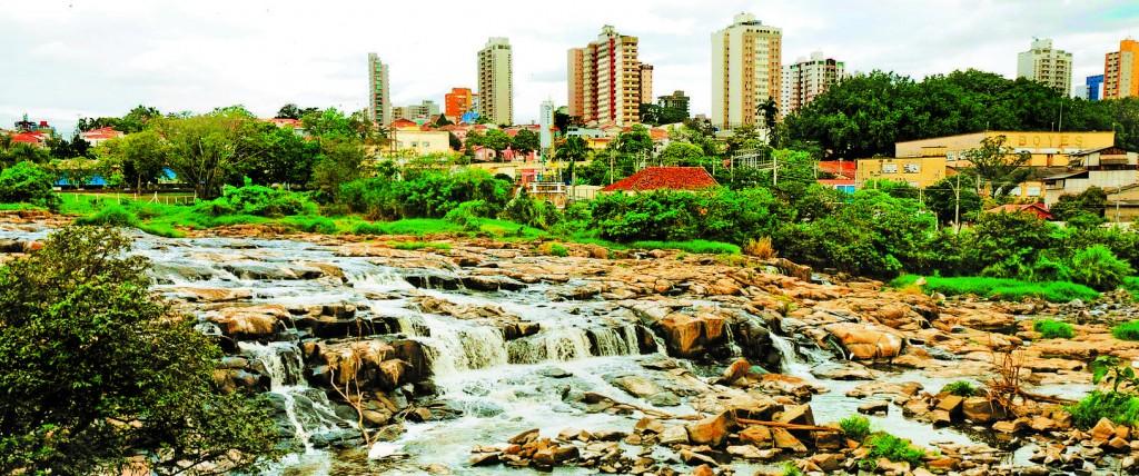 Rio Piracicaba, voltou a mostrar os efeitos da escassez h&iacute;drica, com pedras &agrave; mostra ( Del Rodrigues/ AAN)