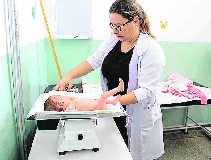 Ao lado, os procedimentos necessários nos primeiros meses de vida: acima, a coordenadora da Saúde da Mulher, Adolescente e Criança, Tânia Marcucci Oliveira (Leandro Torres/AAN)
