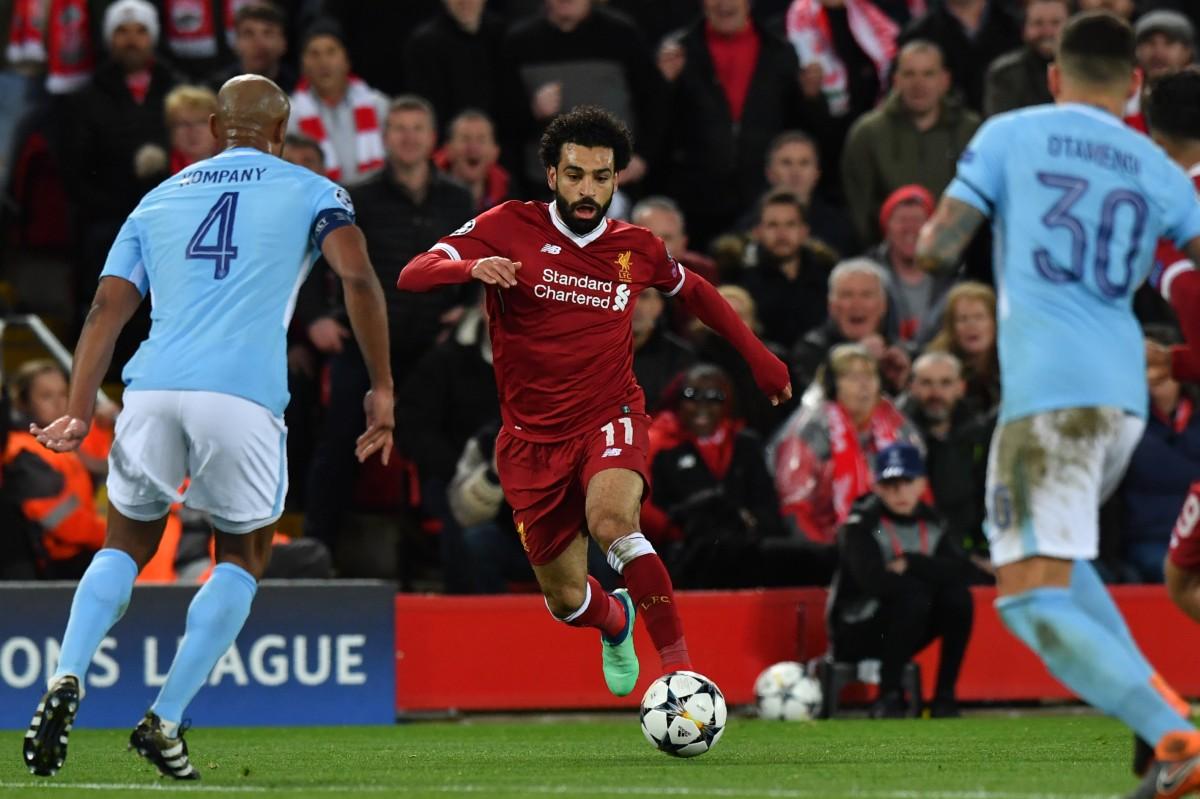 Salah encarando dois adversários (AFP)