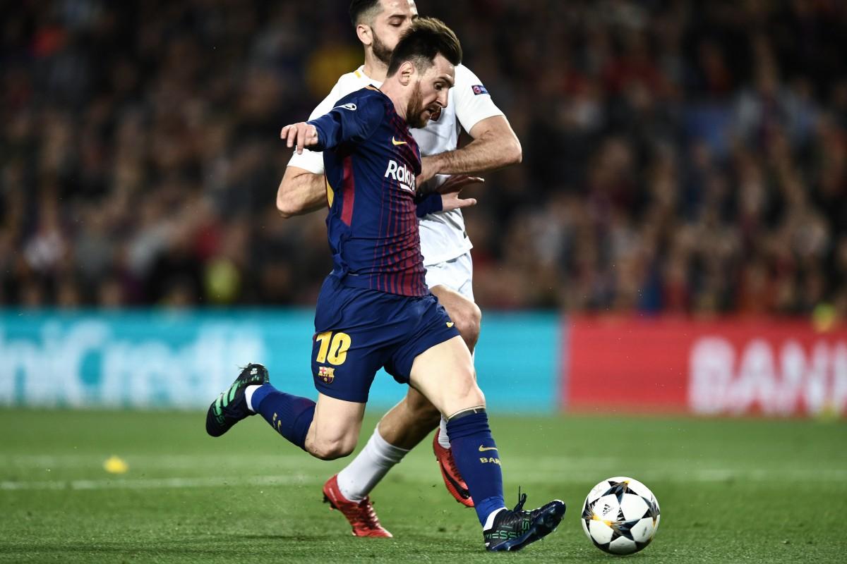 Messi encarando o adversário (AFP)