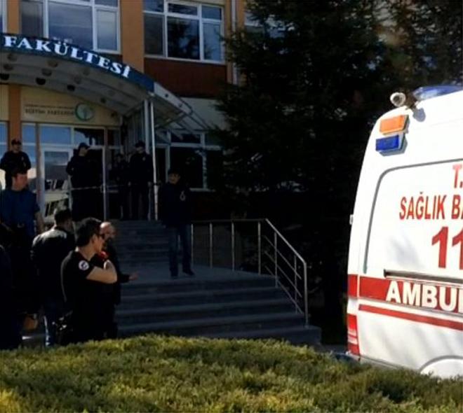 Várias ambulâncias e patrulhas da polícia se encontram no local. (Divulgação)