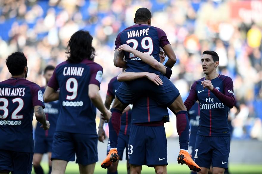 Time do PSG comemorando gol na Ligue 1 (AFP)