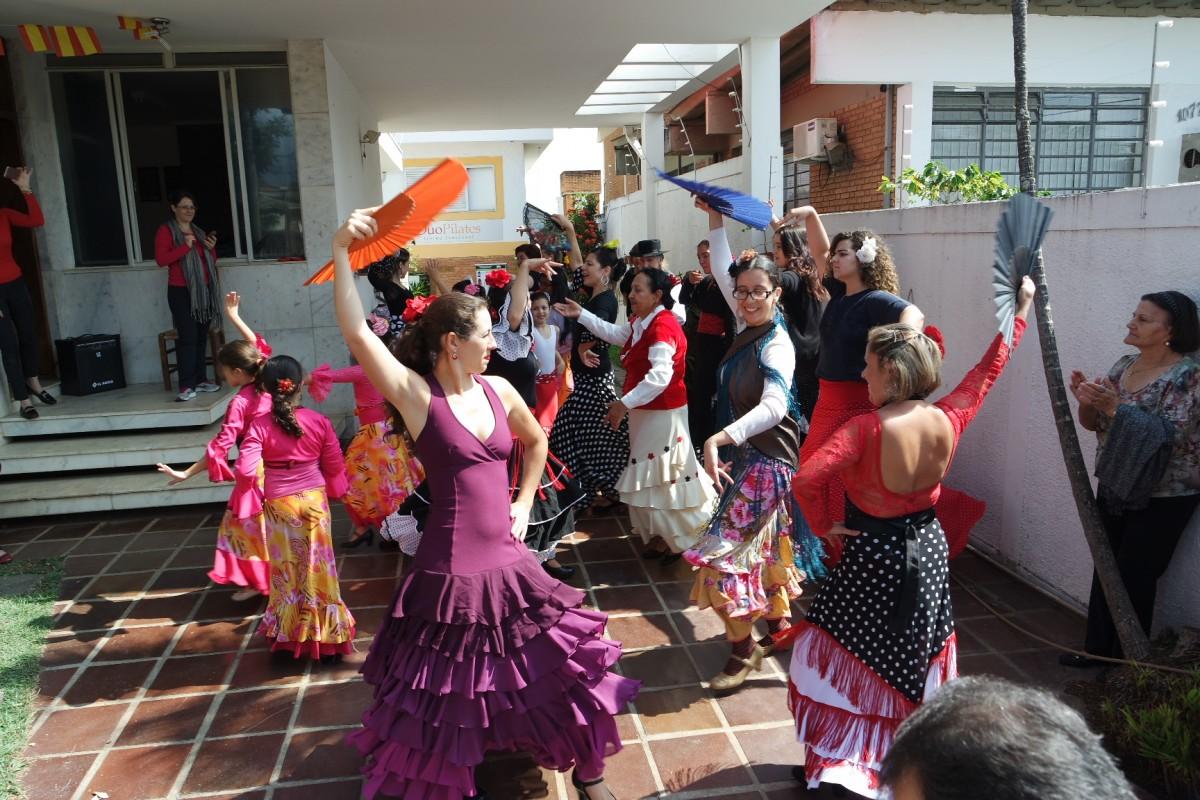 O evento reúne gastronomia típica, aulas de dança, canto e palmas e culinária, sessão de cinema e muito flamenco. (Divulgação)
