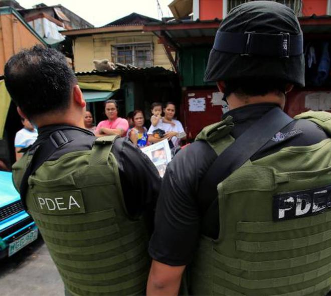 A polícia filipina afirma ter matado em situações de legítima defesa mais de 4.000 pessoas suspeitas de serem traficantes de drogas ou viciados. (Romeo Ranoco/Reuters)