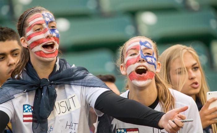 Torcedoras dos Estados Unidos comemoram a classifica&ccedil;&atilde;o para as quarta de final do Mundial Feminino de Futebol (France Press)