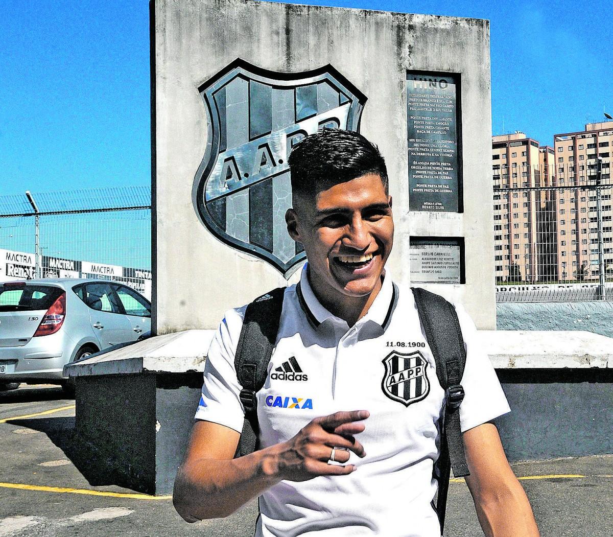 Luis Ali em sua chegada ao Moisés Lucarelli em 2017: durante quase um ano de clube, atacante boliviano jogou apenas 13 minutos de uma partida (Cedoc/RAC)
