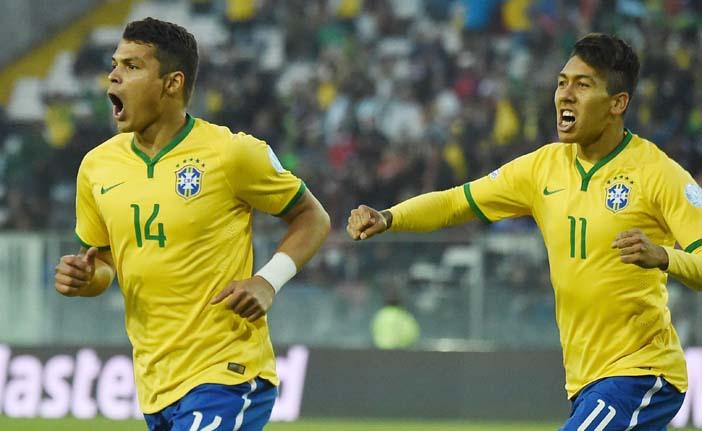 Thiago Silva (&agrave; esquerda) e Roberto Firmino marcaram os gols da Sele&ccedil;&atilde;o Brasileira na partida contra a Venezuela (Frace Press)