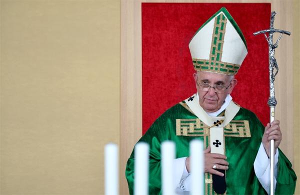 Papa durante missa em que criticou a corrup&ccedil;&atilde;o e defendeu os migrantes que fogem de &aacute;reas conturbadas pelo mundo (France Press)