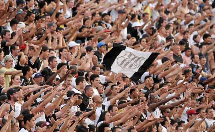 Torcida da Macaca faz a festa no Majestoso (Cedoc/RAC)