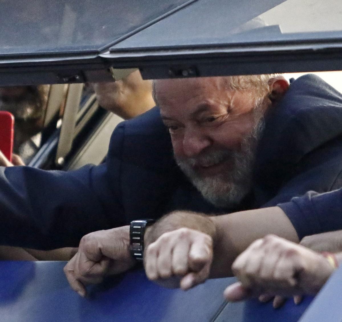 Ex-presidente Luiz Inácio Lula da Silva acena para simpatizantes de uma janela do Sindicato dos Metalúrgicos de São Bernardo do Campo (MIGUEL SCHINCARIOL)