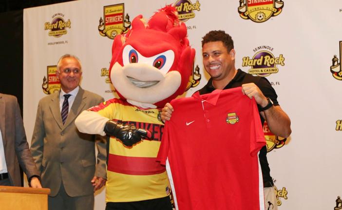 Paulo Cesso (&agrave; esquerda), um dos propriet&aacute;rios do Fort Lauderdale Strikers, dar&aacute; entrevista nesta quinta-feira (18) e a presen&ccedil;a de Ronaldo Fen&ocirc;meno ainda &eacute; incerta (Mark Freerks/<CW20>Fort Lauderdale Strikers)