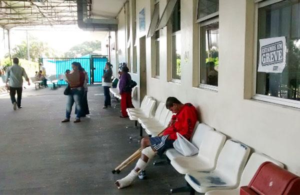 Paciente aguarda por atendimento em hospital (Eric Rocha/AAN)