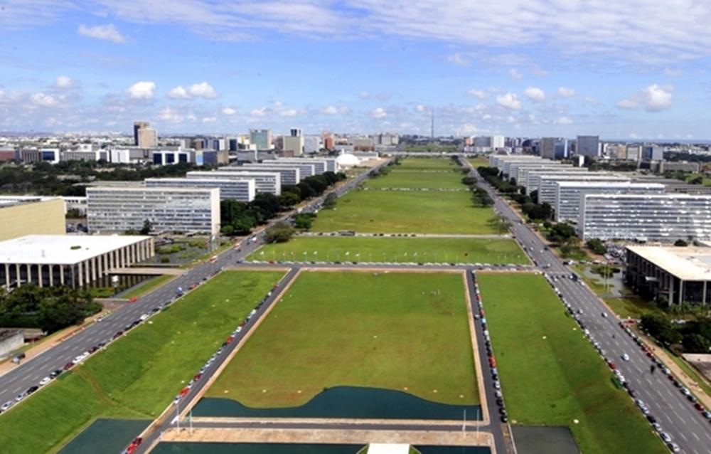 Administra&ccedil;&atilde;o p&uacute;blica paga mais que o setor privado, de acordo com pesquisa do IBGE ( Agência Brasil )