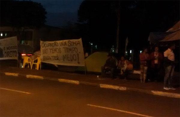 Manifestantes em frente ao pr&eacute;dio da prefeita de Sumar&eacute; (Jaqueline Harumi)