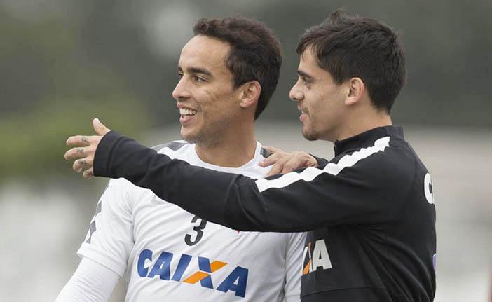 Jadson (&agrave; esquerda) disse que o Corinthians tem que se aproveitar do mau momento vivido pelo Santos no Brasileir&atilde;o (Daniel Augusto Jr/Agência Corinthians)