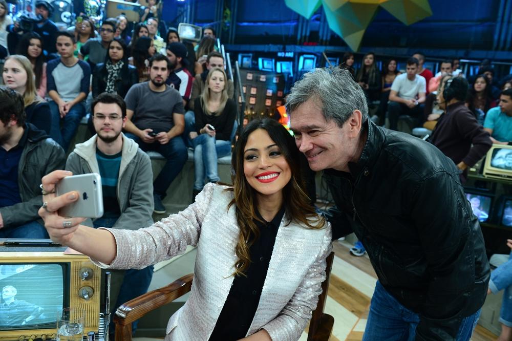 Carol Castro faz uma selfie com Serginho Groisman num intervalo do pr&oacute;ximo &quot;Altas Horas&quot;. Helo&iacute;sa Periss&eacute;, Thiago Fragoso, Ludmilla e Zeca Pagodinho s&atilde;o os outros convidados  (Zé Paulo Cardeal/Globo)