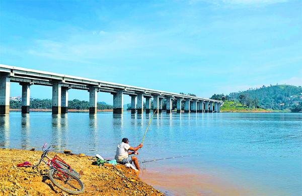 Pescador tenta a sorte &agrave;s margens da Represa Atibainha: depois de 12 dias operando no volume &uacute;til, n&iacute;vel cai novamente e bombas s&atilde;o religadas (  Cedoc/RAC)